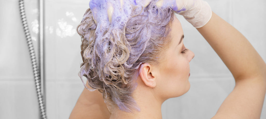 Différence entre un shampooing violet et un soin recolorant bleu