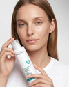 Shampooing antichute et densifiant Hairfax qui respecte l'équilibre du cuir chevelu pour un nettoyage à la fois doux et tonifiant, fabrication française